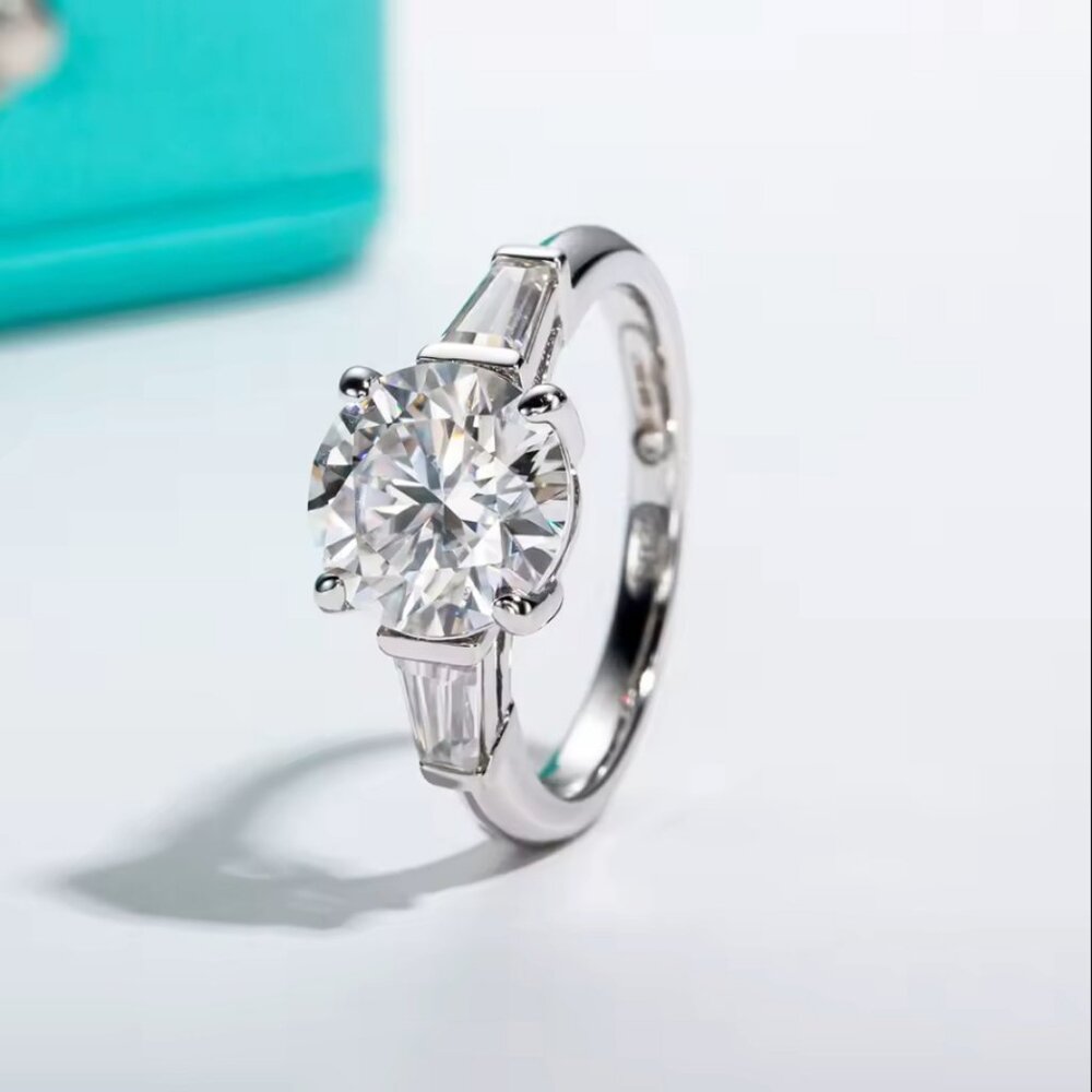 🛳 7.26Ct Round Cut + 4pcs Emerald Cut Engagement Silver Dia Ring